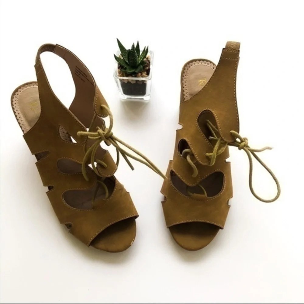 Restricted Lace Up Block Heel